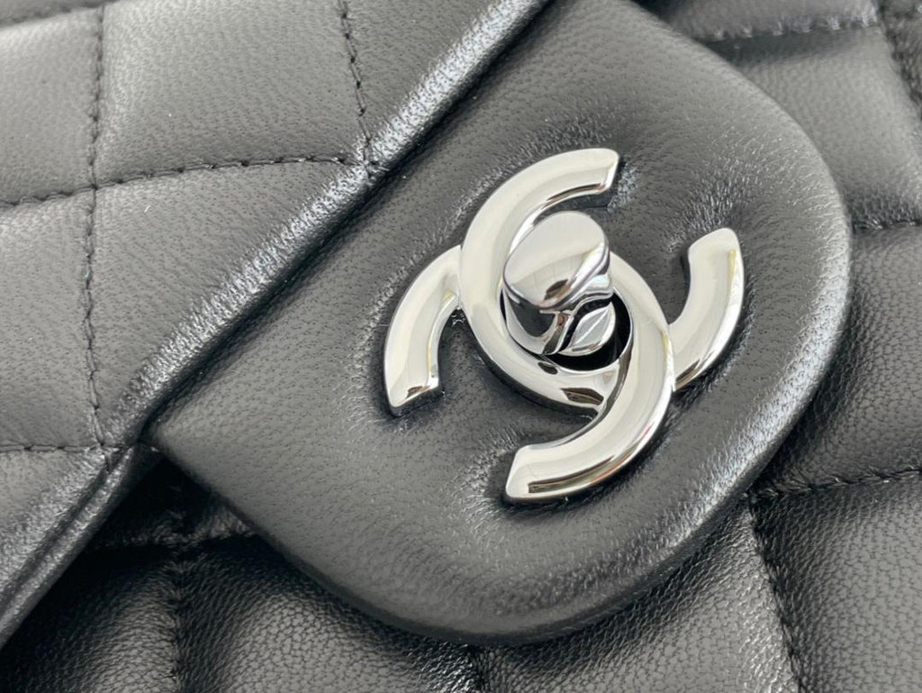 Chanel timeless classic Flap bag lambskin
