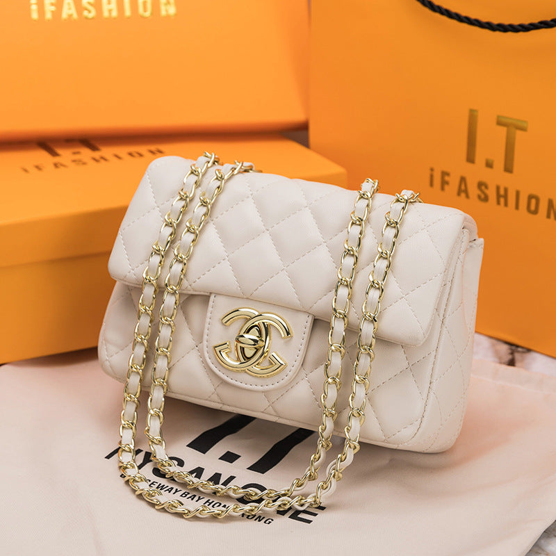 Chanel ℂ𝔽 𝗖𝗹𝗮𝘀𝘀𝗶𝗰 𝗙𝗹𝗮𝗽 in Black Lambskin